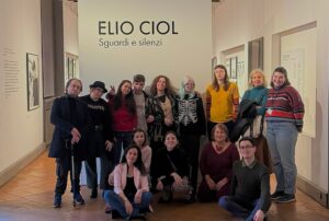 I B.Liver, le educatrici e le volontarie di Fondazione Bullone con la guida Alessandra al Museo Diocesano di Milano, in visita alla mostra "Sguardi e silenzi" dedicata a Elio Ciol.