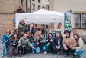 Sostenitori e volontari per la raccolta fondi «Biscotti di felicità» di Dynamo Camp a Firenze.