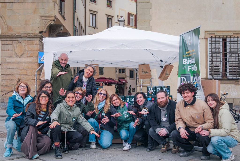 Sostenitori e volontari per la raccolta fondi «Biscotti di felicità» di Dynamo Camp a Firenze.
