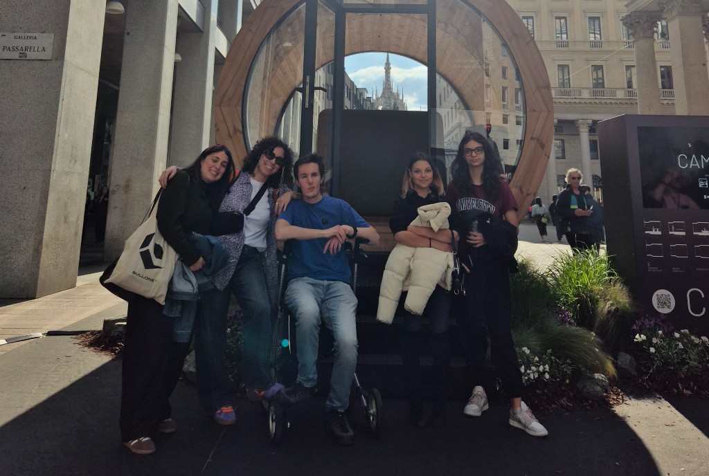 I B.Liver con l'installazione CAMERA – Inside the Lens, un'affascinante micro-architettura pensata per rivoluzionare l’esperienza di vedere e raccontare la città.