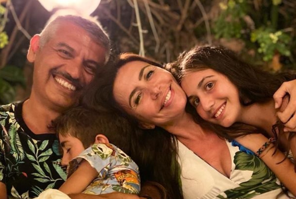 Isabella Albertazzi con il marito e i figli.